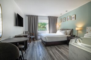 Suite, 1 grand lit, bain à remous | Bureau, rideaux occultants, fer et planche à repasser, Wi-Fi gratuit