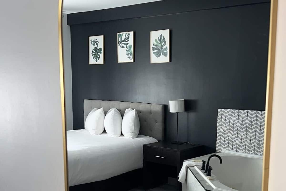 Suite Jr, 1 Lit Queen Bed, Jetted Tub - Non Smoking | Desk, blackout drapes, iron/ironing board, free WiFi