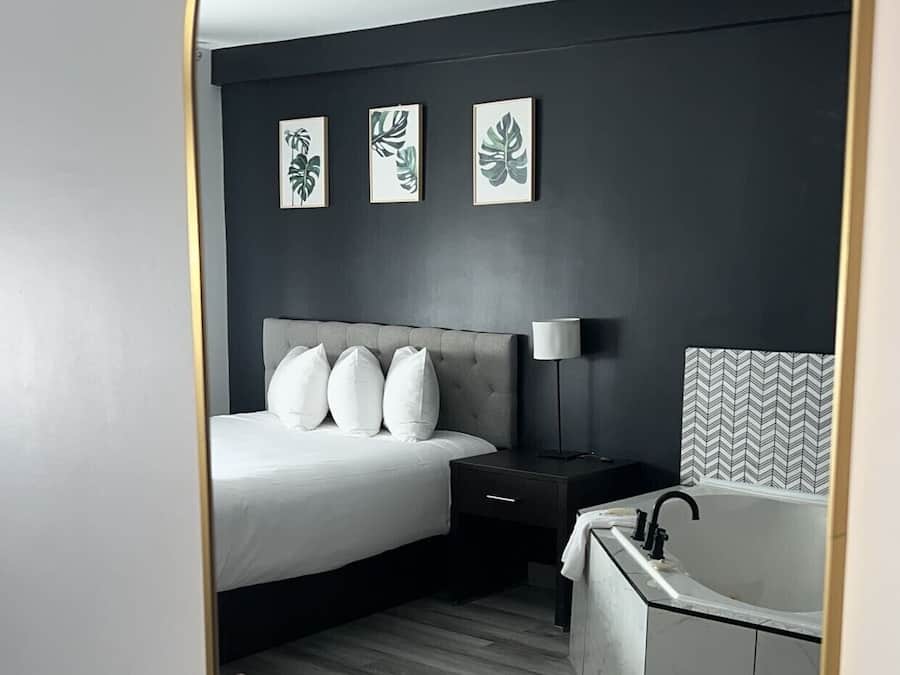 Suíte | Escrivaninha, cortinas blackout, ferros/tábuas de passar roupa