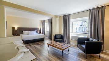 Suite exécutive, 1 très grand lit, baignoire à remous | Bureau, rideaux d’obscurcissement, fer et planche à repasser
