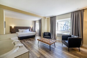 Suite Exécutive, 1 très grand lit, bain à remous | Bureau, rideaux occultants, fer et planche à repasser, Wi-Fi gratuit
