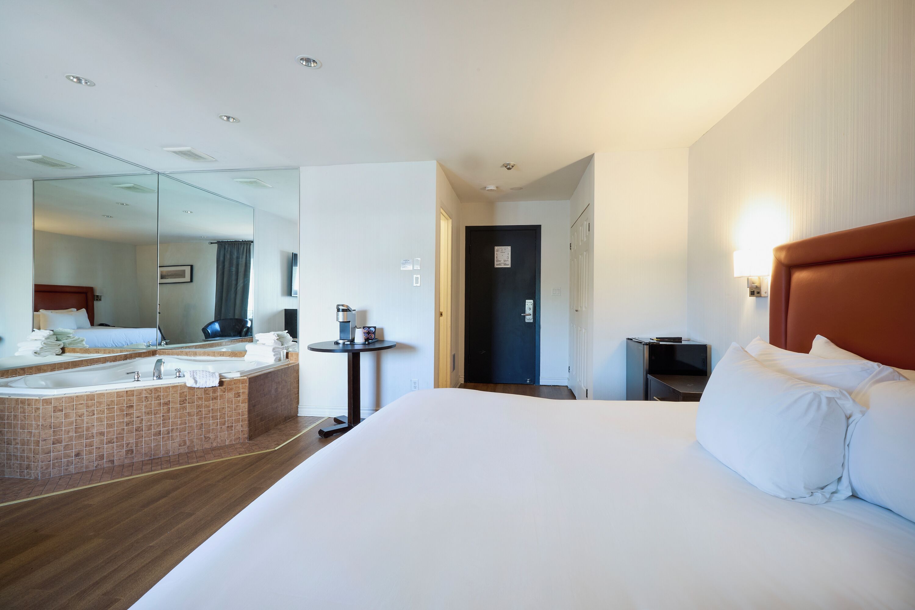 Suite, 1 très grand lit, bain à remous | Bureau, rideaux occultants, fer et planche à repasser, Wi-Fi gratuit