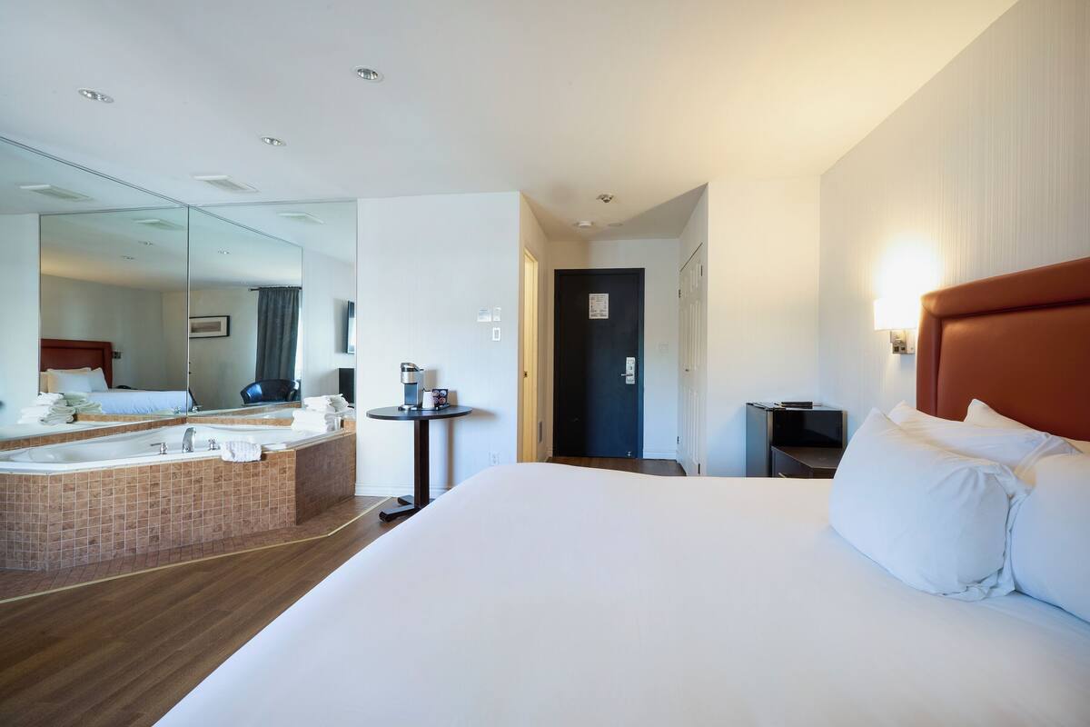 Suite, 1 King Bed, Hot Tub