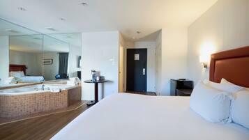 Suite, 1 cama King size, hidromasaje | Escritorio, cortinas blackout y tabla de planchar con plancha