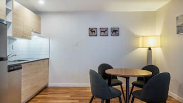 Suite junior, 1 cama de matrimonio, cocina básica | Escritorio, cortinas opacas, tabla de planchar con plancha y wifi gratis