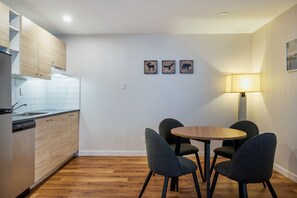 Junior Suite, 1 Queen Bed, Kitchenette - Hôtel Newstar Montréal (Montreal)