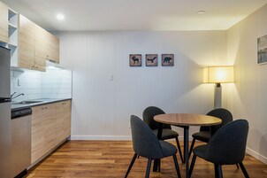 Junior Suite, 1 Queen Bed, Kitchenette
