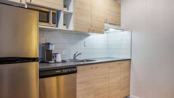 Junior Suite, 1 Queen Bed, Kitchenette | Private kitchenette