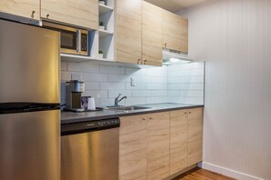 Suite Junior, 1 grand lit, coin cuisine | Coin cuisine privé | Cafetière/bouilloire, réfrigérateur, micro-ondes dans l'espace commun