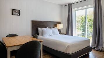 Chambre familiale, Plusieurs lits, cuisinette | Bureau, rideaux d’obscurcissement, fer et planche à repasser