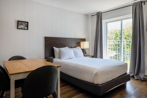 Chambre Familiale, plusieurs lits, coin cuisine | Bureau, rideaux occultants, fer et planche à repasser, Wi-Fi gratuit