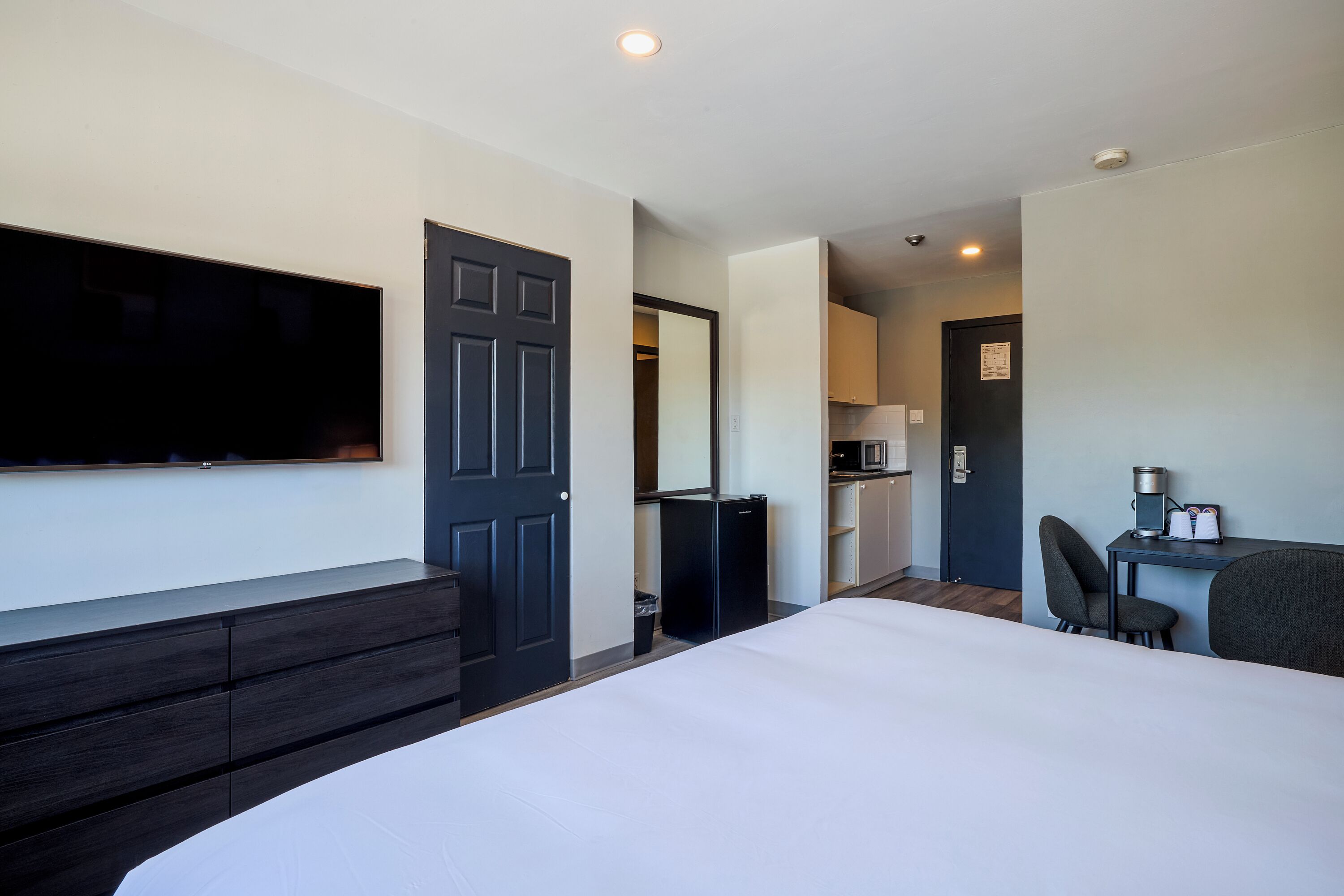 Superior Room, 1 King Bed, Kitchenette
