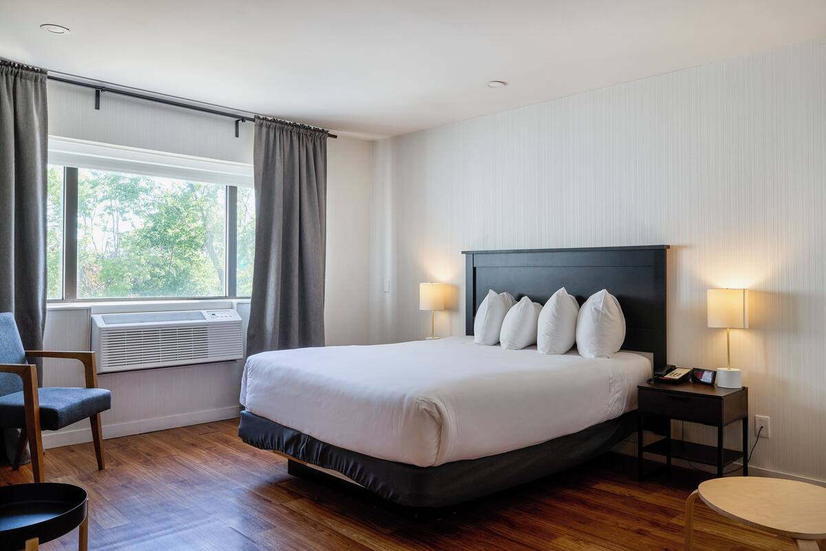 Junior Suite, 1 Queen Bed, Kitchenette