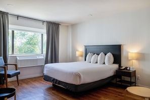 Escritorio, cortinas blackout y tabla de planchar con plancha
