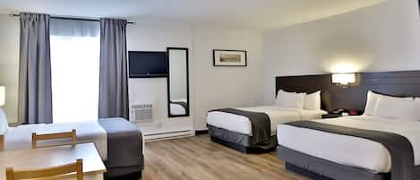 Habitación estándar, varias camas | Escritorio, cortinas blackout y tabla de planchar con plancha