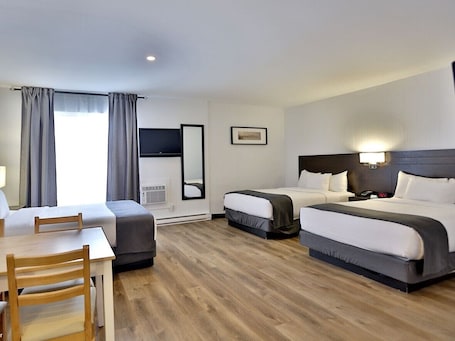 Escritorio, cortinas blackout y tabla de planchar con plancha