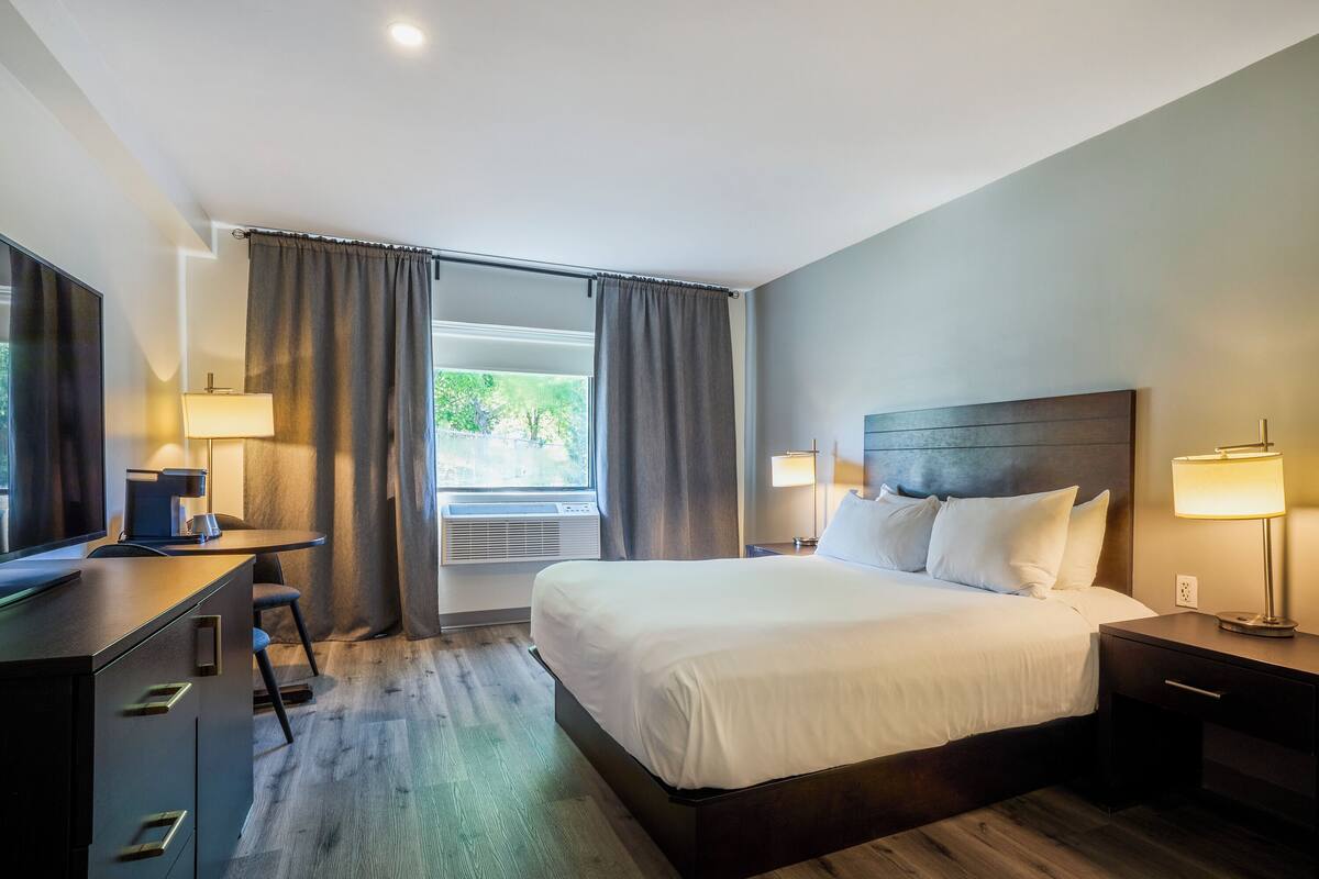 Standard Room, 1 Queen Bed