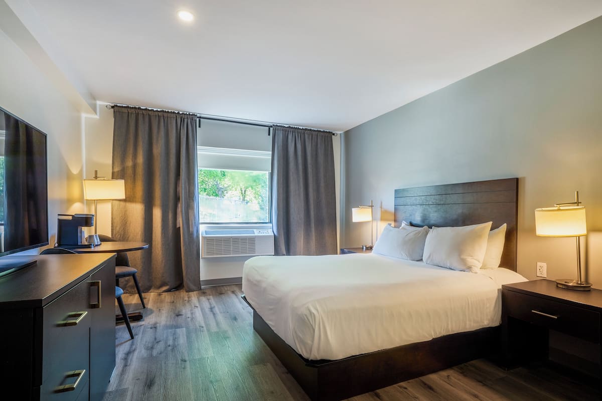 Standard Room, 1 Queen Bed | Desk, blackout drapes, iron/ironing board, free WiFi