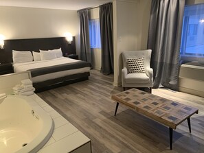 Executive Suite, 1 King Bed, Hot Tub | Living area | Flat-screen TV - Hôtel Newstar Montréal (Montreal)