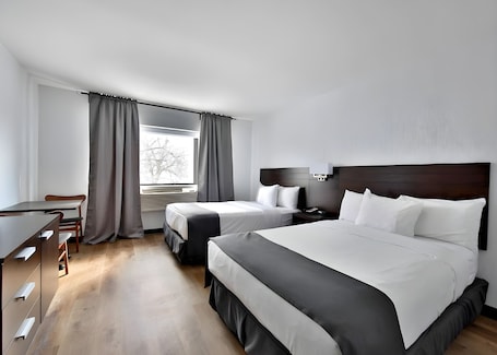 Desk, blackout curtains, iron/ironing board, free WiFi. Hôtel Newstar Montréal