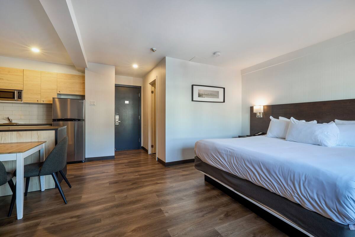Junior Suite, 1 King Bed with Sofa bed, Kitchenette