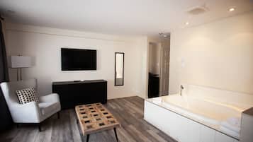 Escritorio, cortinas blackout y tabla de planchar con plancha