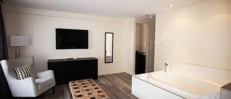 Suite ejecutiva, 1 cama King size, hidromasaje | Escritorio, cortinas blackout y tabla de planchar con plancha