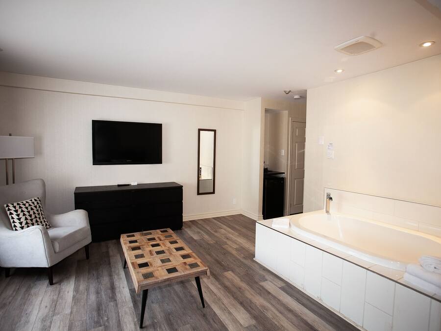 Suite ejecutiva, 1 cama King size, hidromasaje | Escritorio, cortinas blackout y tabla de planchar con plancha