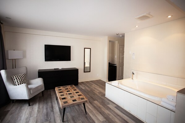 Executive Suite, 1 King Bed, Hot Tub | Desk, blackout curtains, iron/ironing board, free WiFi - Hôtel Newstar Montréal (Montreal)