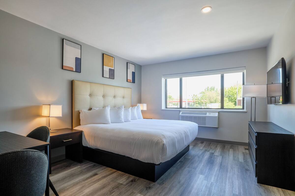 Superior Room, 1 King Bed, Kitchenette