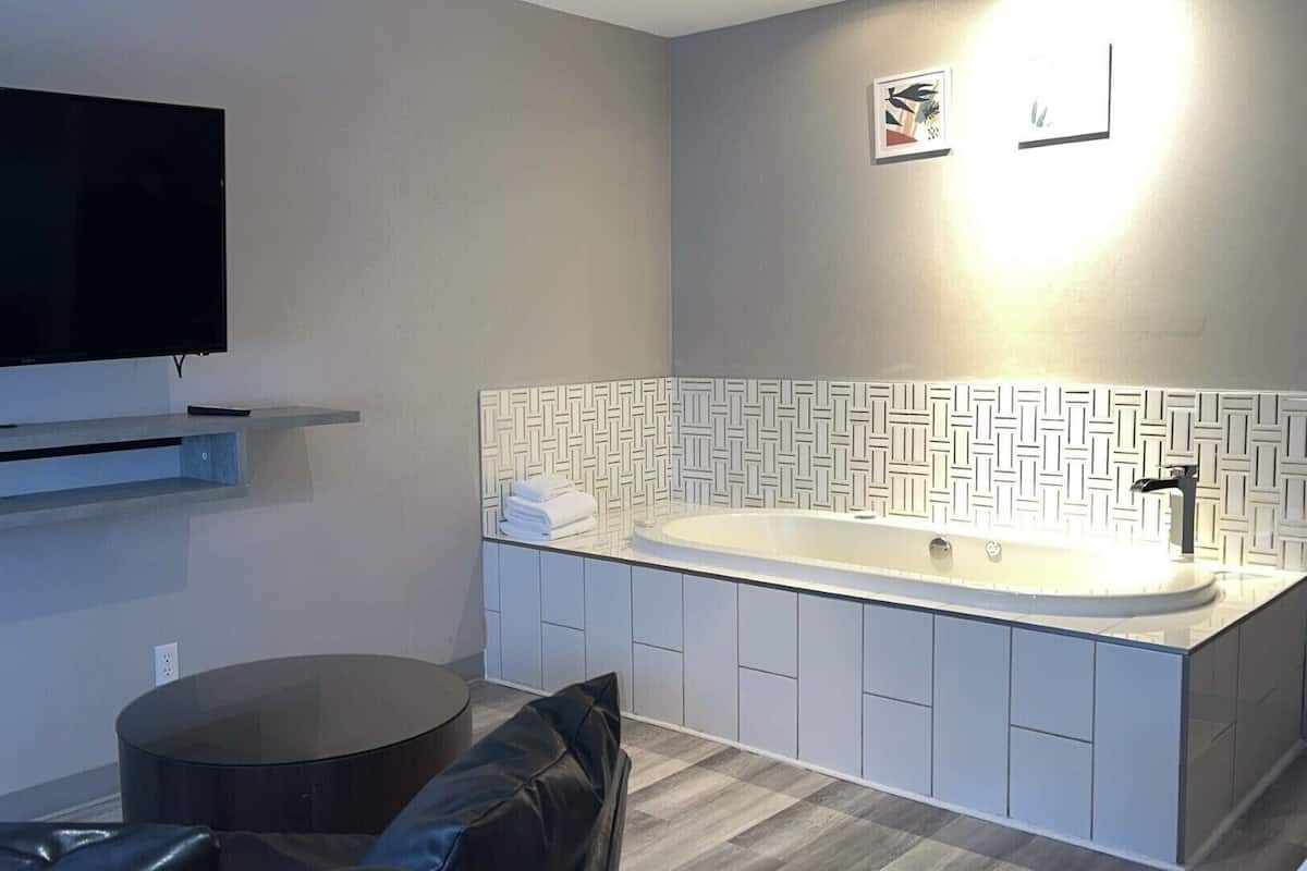 Suite Moyenne, 1 King Bed, Jetted Tub - Non Smoking | Desk, blackout drapes, iron/ironing board, free WiFi