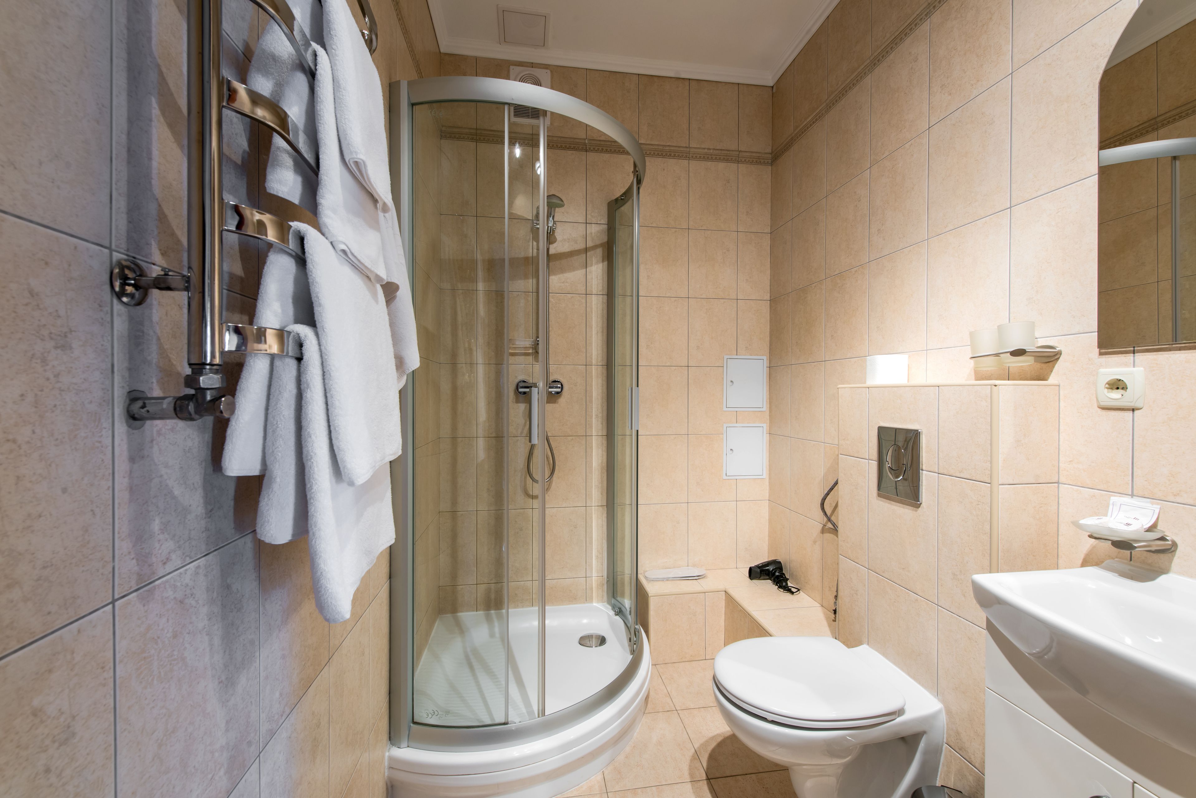 Suite, 2 habitaciones | Baño | Artículos de higiene personal gratuitos, secador de pelo y zapatillas