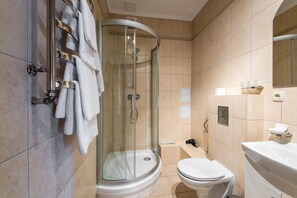 Suíte, 2 quartos | Banheiro | Produtos de toalete grátis, secador de cabelo, chinelos 