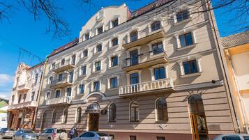 Vista frontal de la propiedad