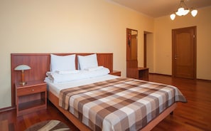 Comfort Double Room | Hypo-allergenic bedding, desk, soundproofing, iron/ironing board - Hotel Stanislaviv (Ivano-Frankivsk)