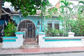 Vista frontal de la propiedad