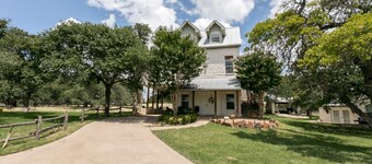 Elizabeth's Haus - The Nest - Lower Suite