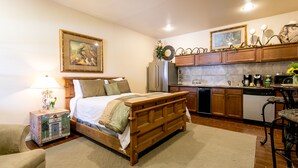 Suite, 1 Bedroom (Elizabeth's Haus-The Nest Lower Suite)