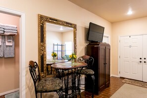 Suite, 1 Bedroom (Elizabeth's Haus-The Nest Lower Suite) | In-room dining