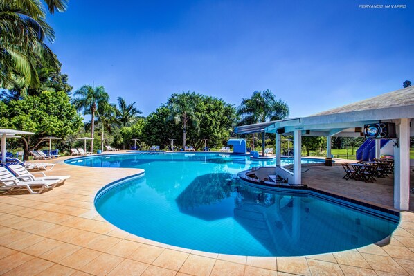 2 Innenpools, 2 Außenpools, Sonnenschirme, Liegestühle