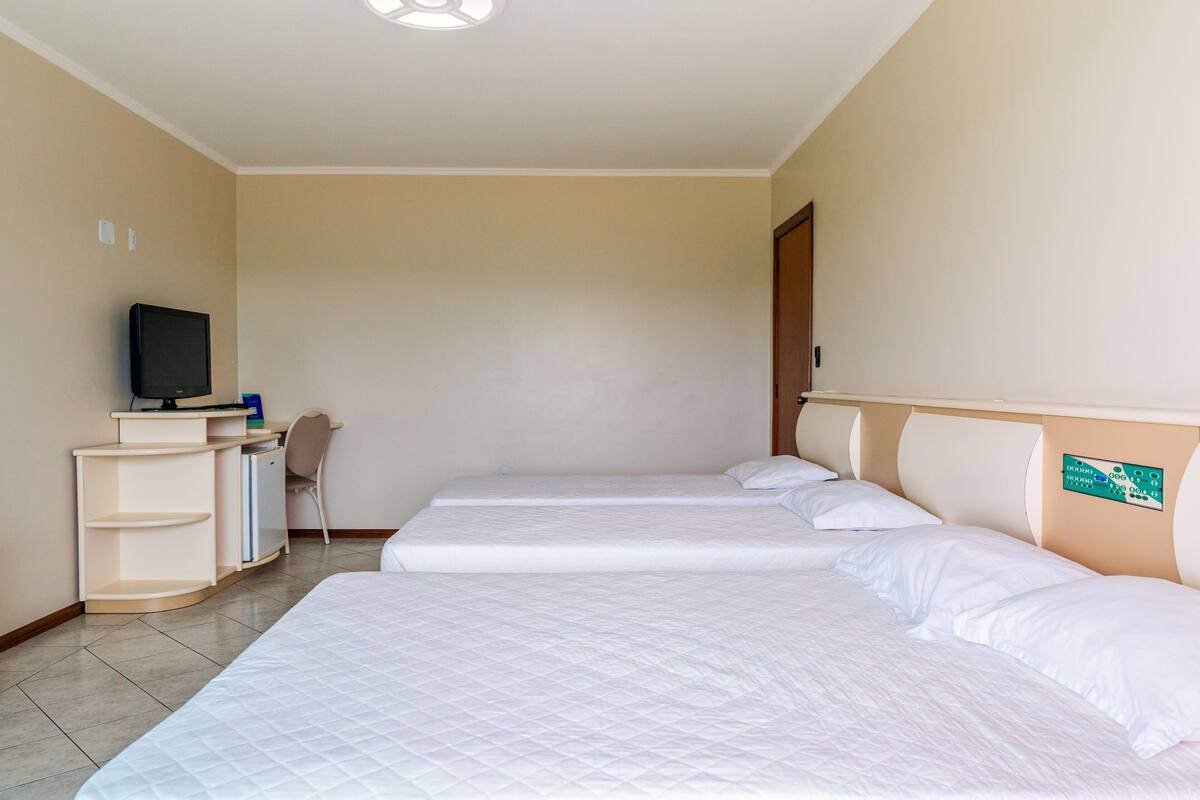 Habitación cuádruple familiar | Ropa de cama de alta calidad, minibar, escritorio y wifi gratis