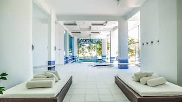 2 piscinas internas, 2 piscinas externas, guarda-sóis, espreguiçadeiras
