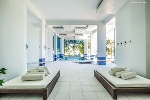 2 piscinas techadas, 2 piscinas al aire libre, sombrillas