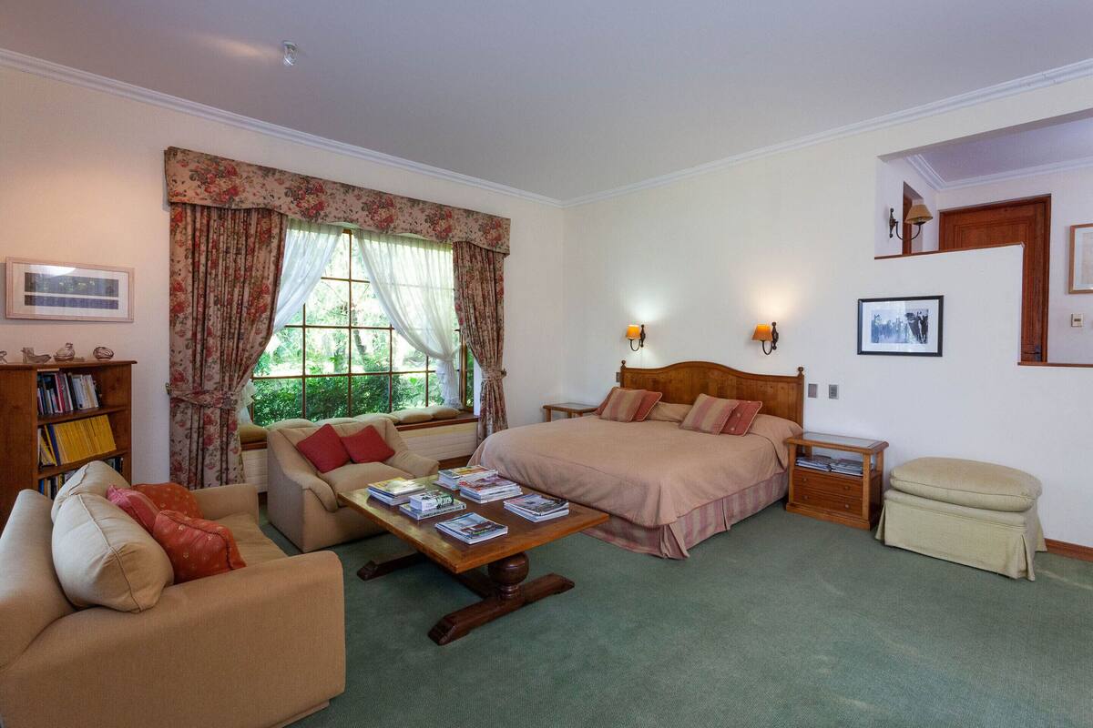 Presidential-Studiosuite, 1 King-Bett, eigenes Bad | Individuell dekoriert, Bettwäsche
