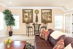 Suite, 1 Queen Bed (Elizabeth's Haus-The Nest-Upper Suite) | Living area