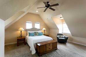 Suite, 1 grand lit (Elizabeth's Haus-The Nest-Upper Suite) | Minibar, lits pliants/supplémentaires, Wi-Fi gratuit