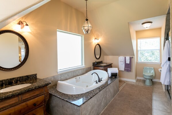 Suite, 1 grand lit (Elizabeth's Haus-The Nest-Upper Suite) | Salle de bain | Baignoire et douche séparées, baignoire à remous, serviettes fournies