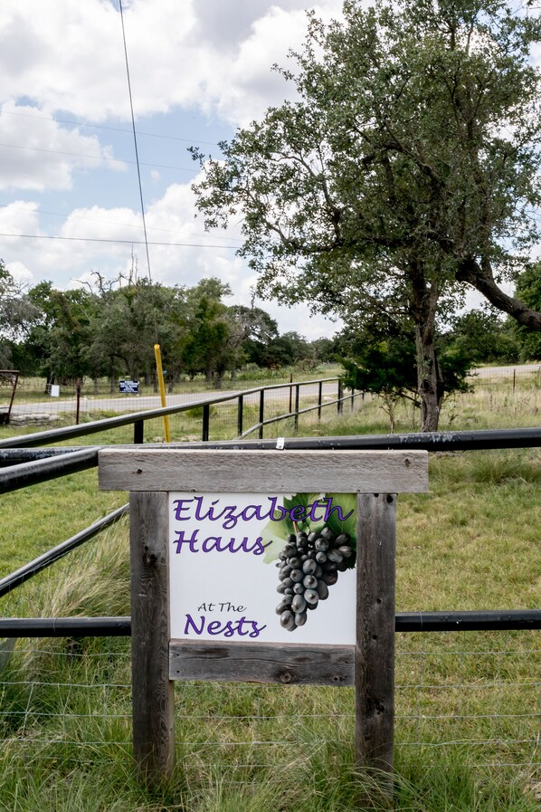 Property grounds - Elizabeth's Haus - The Nest - Upper Suite (Fredericksburg)