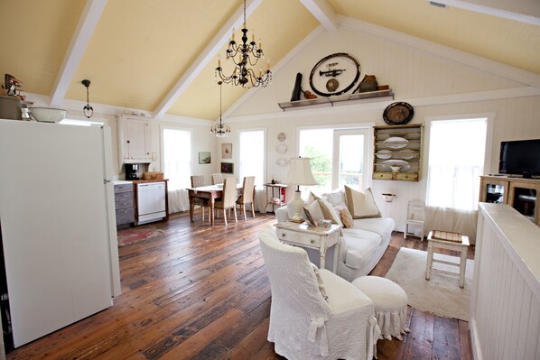 Grand Room, 1 King Bed (Alyssa's Loft) | Living area