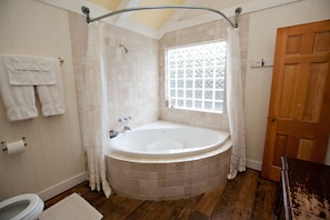 Grand Room, 1 King Bed (Alyssa's Loft) | Jetted tub